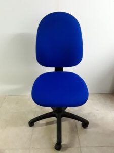 silla de oficina azul sin brazos