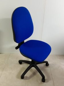 silla de oficina azul sin brazos