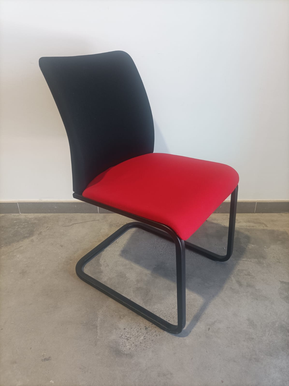 silla confidente steelcase roja y negra