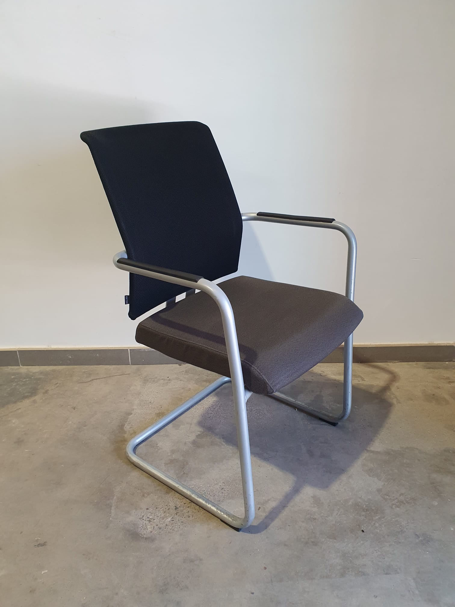 silla confidente steelcase gris y negra