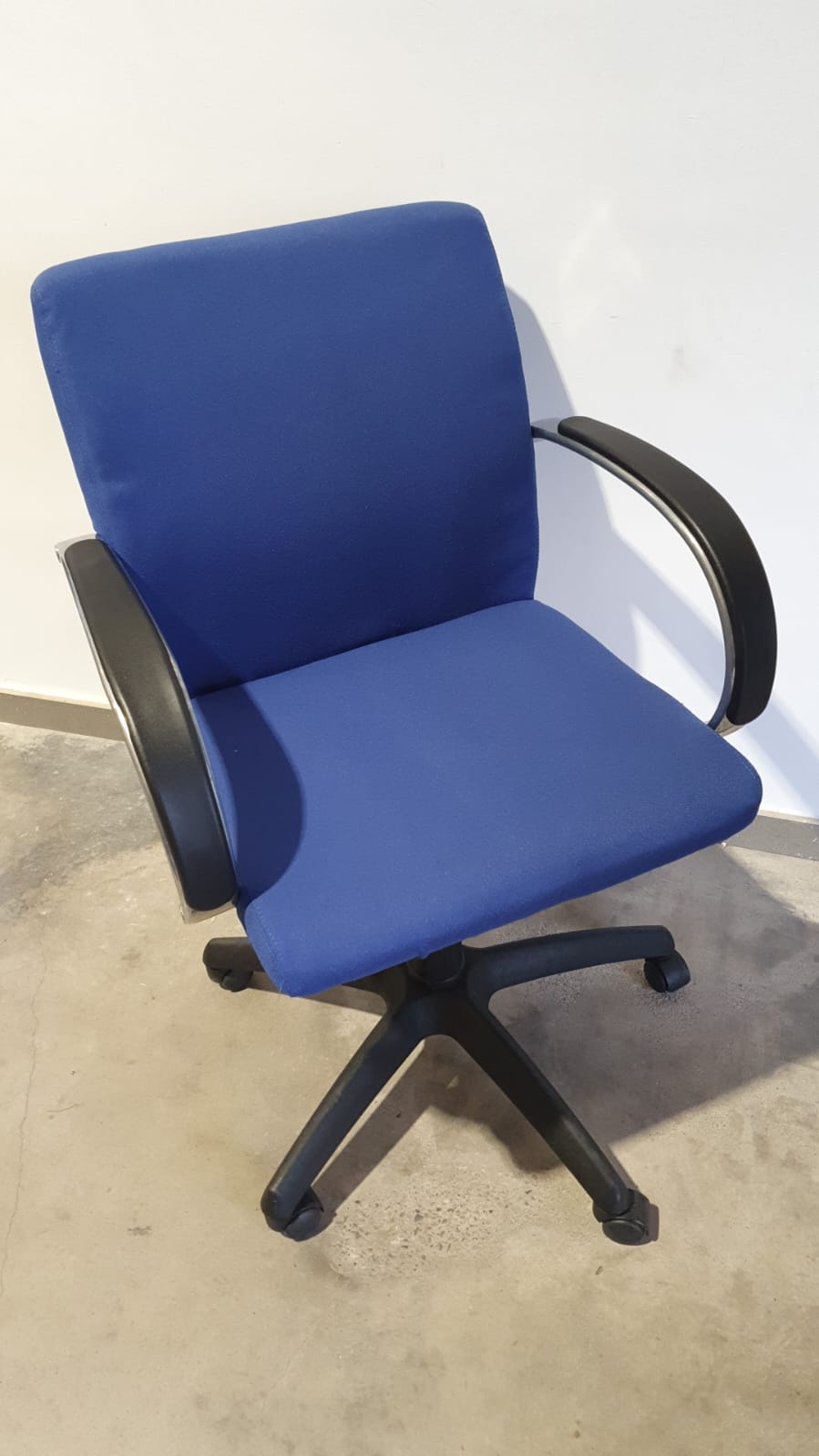 silla operativa azul