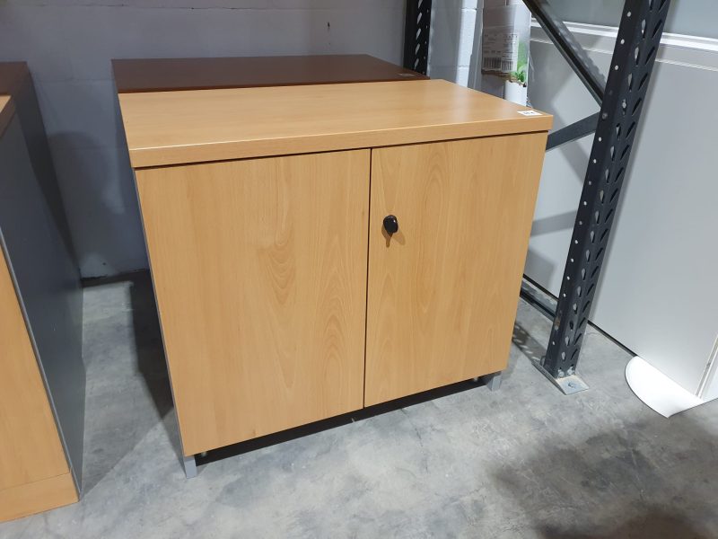 mueble bajo de madera color haya