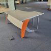 mesa con alas gris y naranja