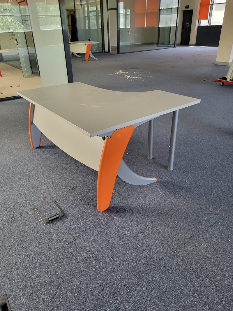 mesa con alas gris y naranja