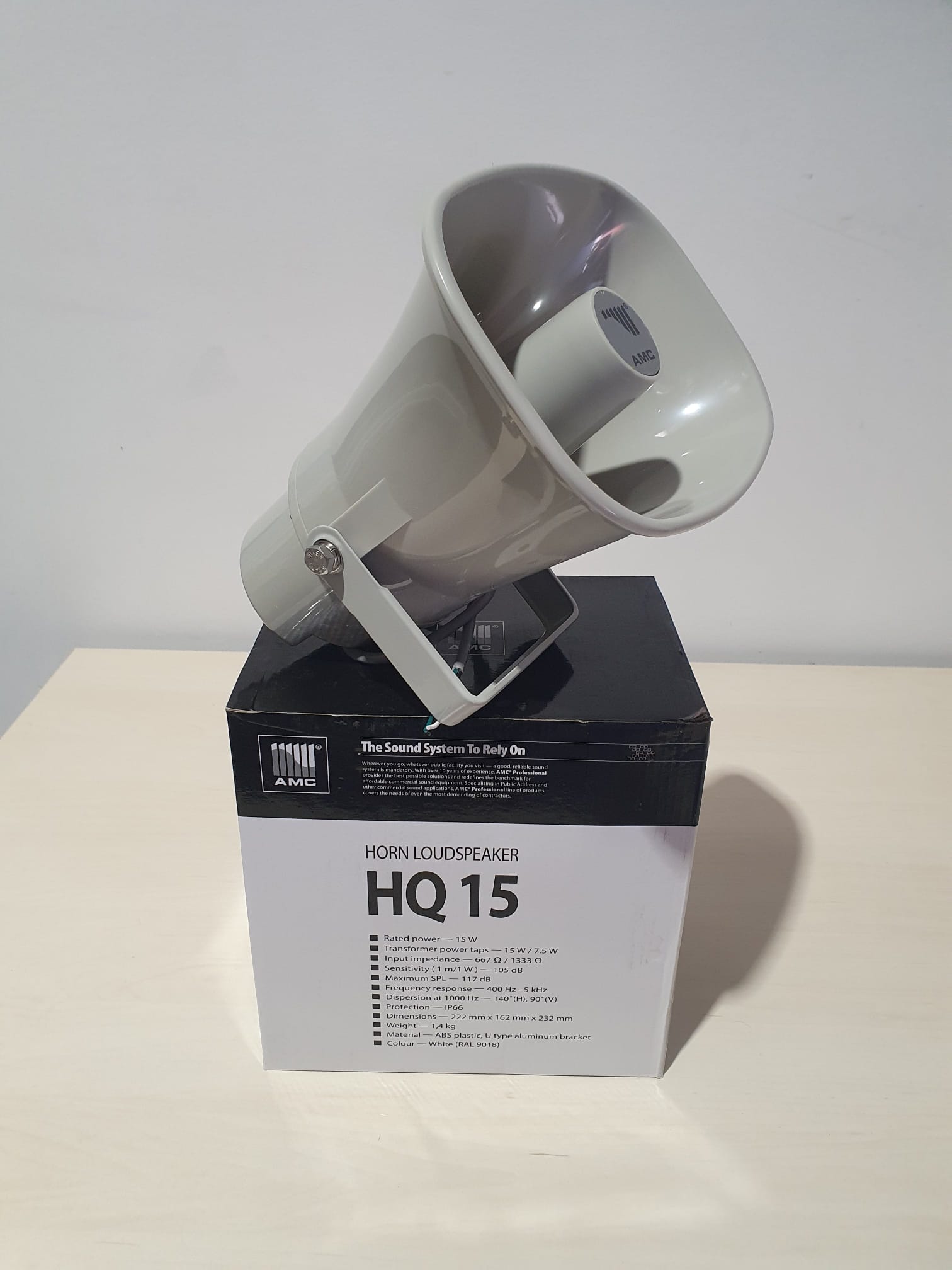 Altavoz AMC HQ-15. Color blanco