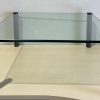 Mesa baja de cristal con estructura en gris oscuro