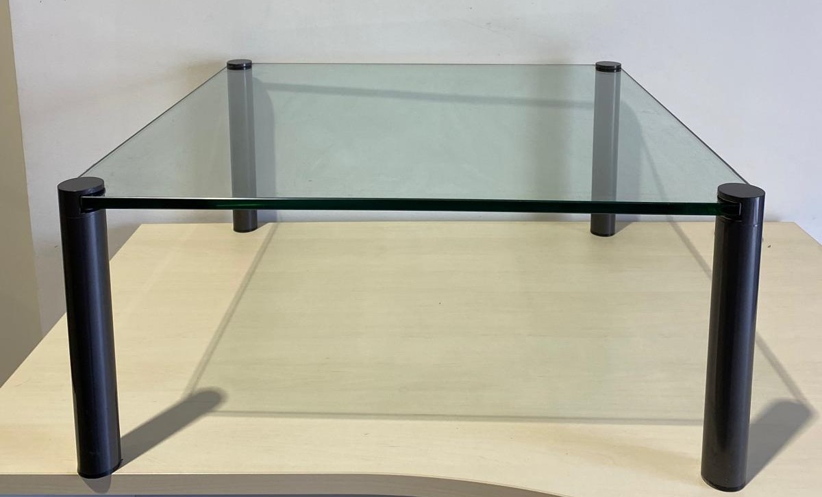 Mesa baja de cristal con estructura en gris oscuro