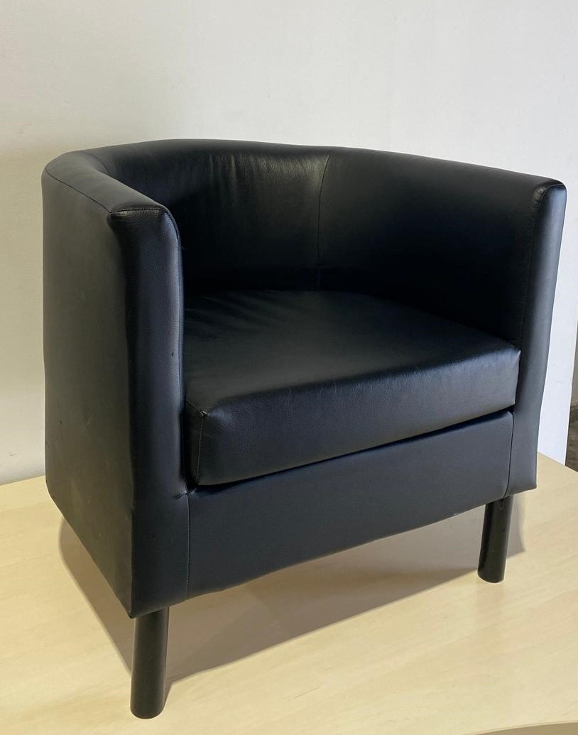 Sillón para sala de espera. Tapizado en negro