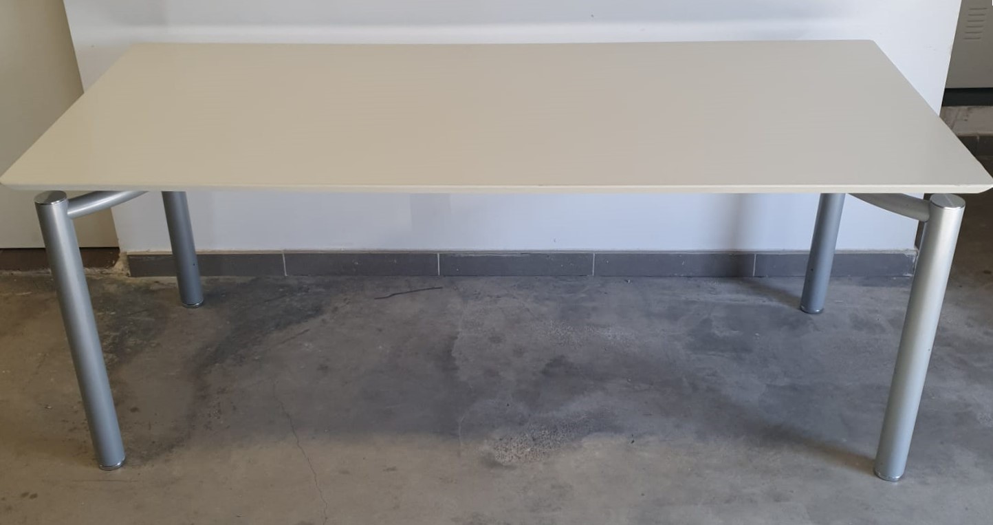 Mesa operativa en color blanco. 180X80
