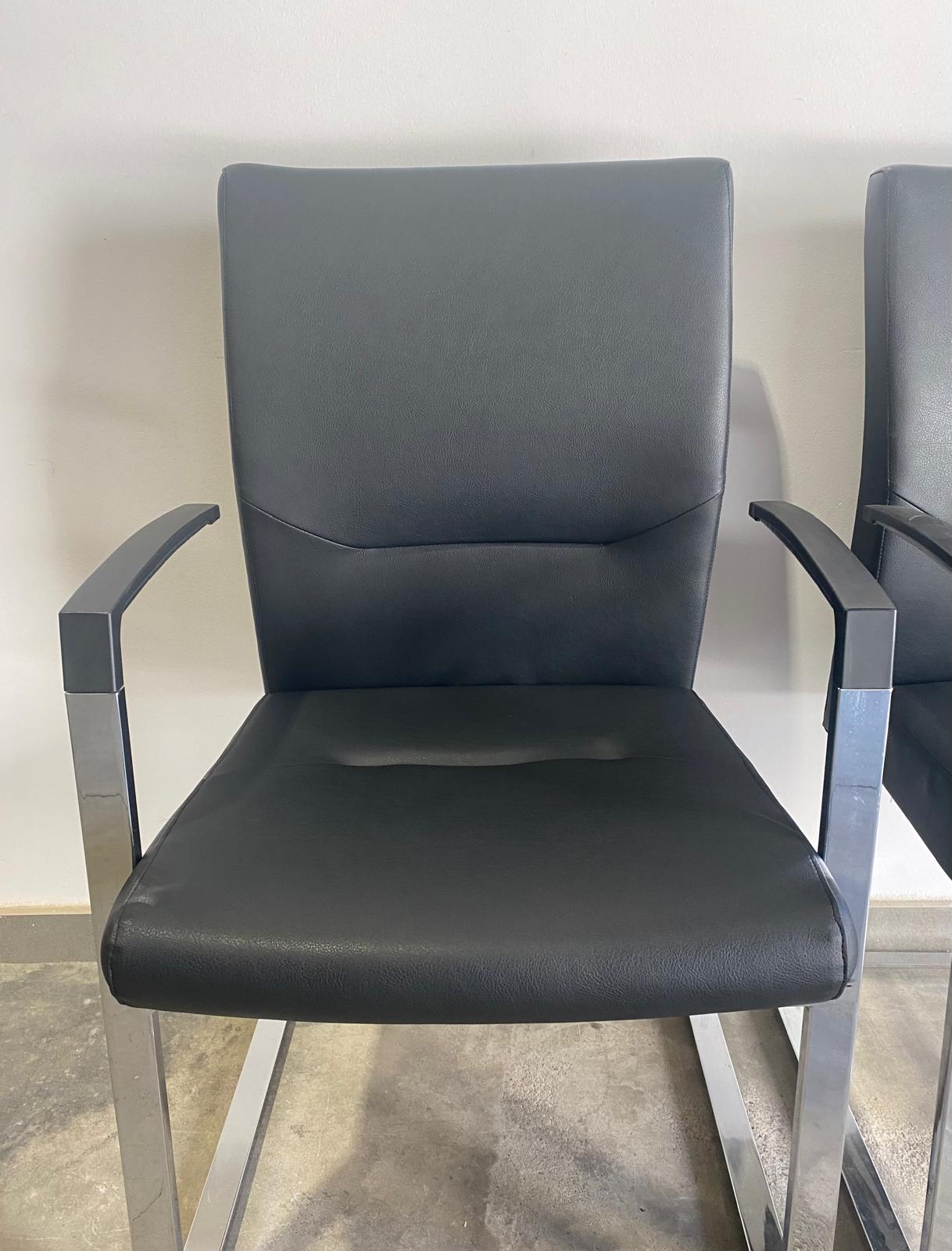 Conjunto de 2 sillones de oficina confidentes. Color negro 2 sillas negras conjunto