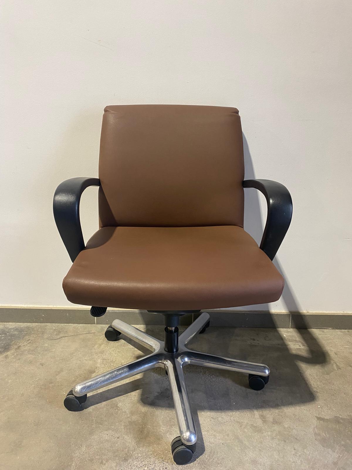 silla marron piel
