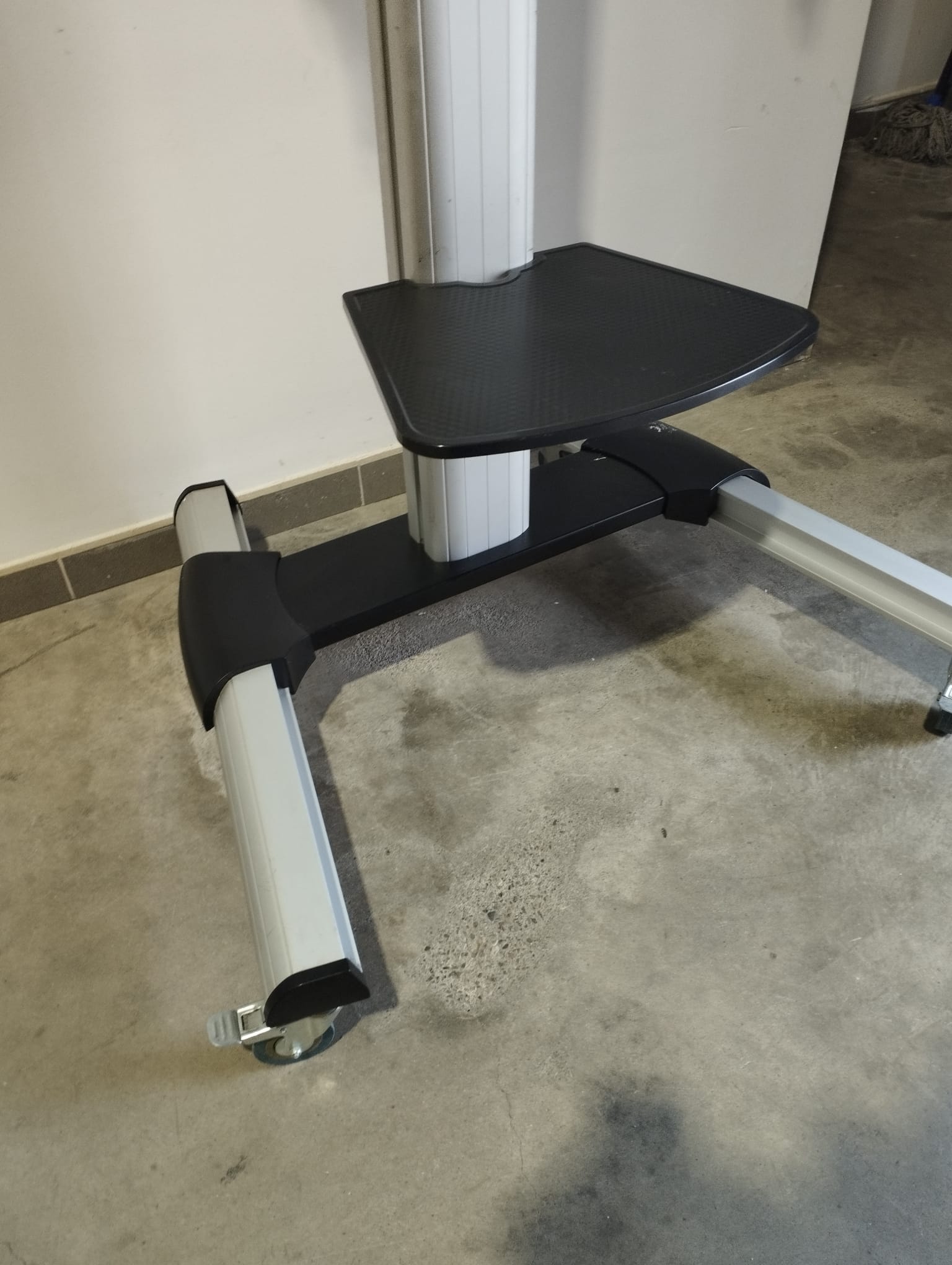 Soporte de TV con ruedas. Gris y negro. Ancho base 100cm 2 soporte gris tv