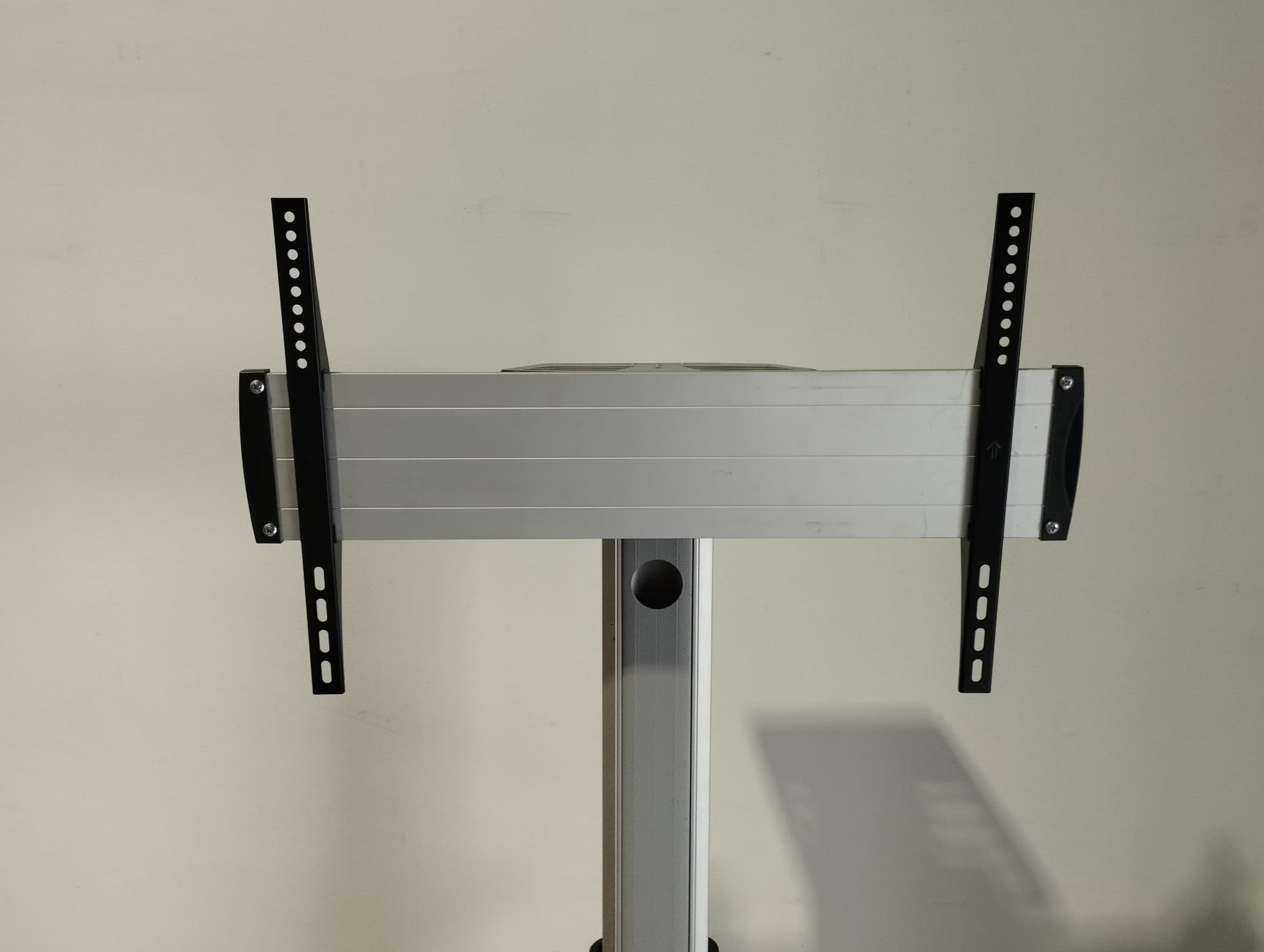 Soporte de TV con ruedas. Gris y negro. Ancho base 100cm 3 tv gris soporte