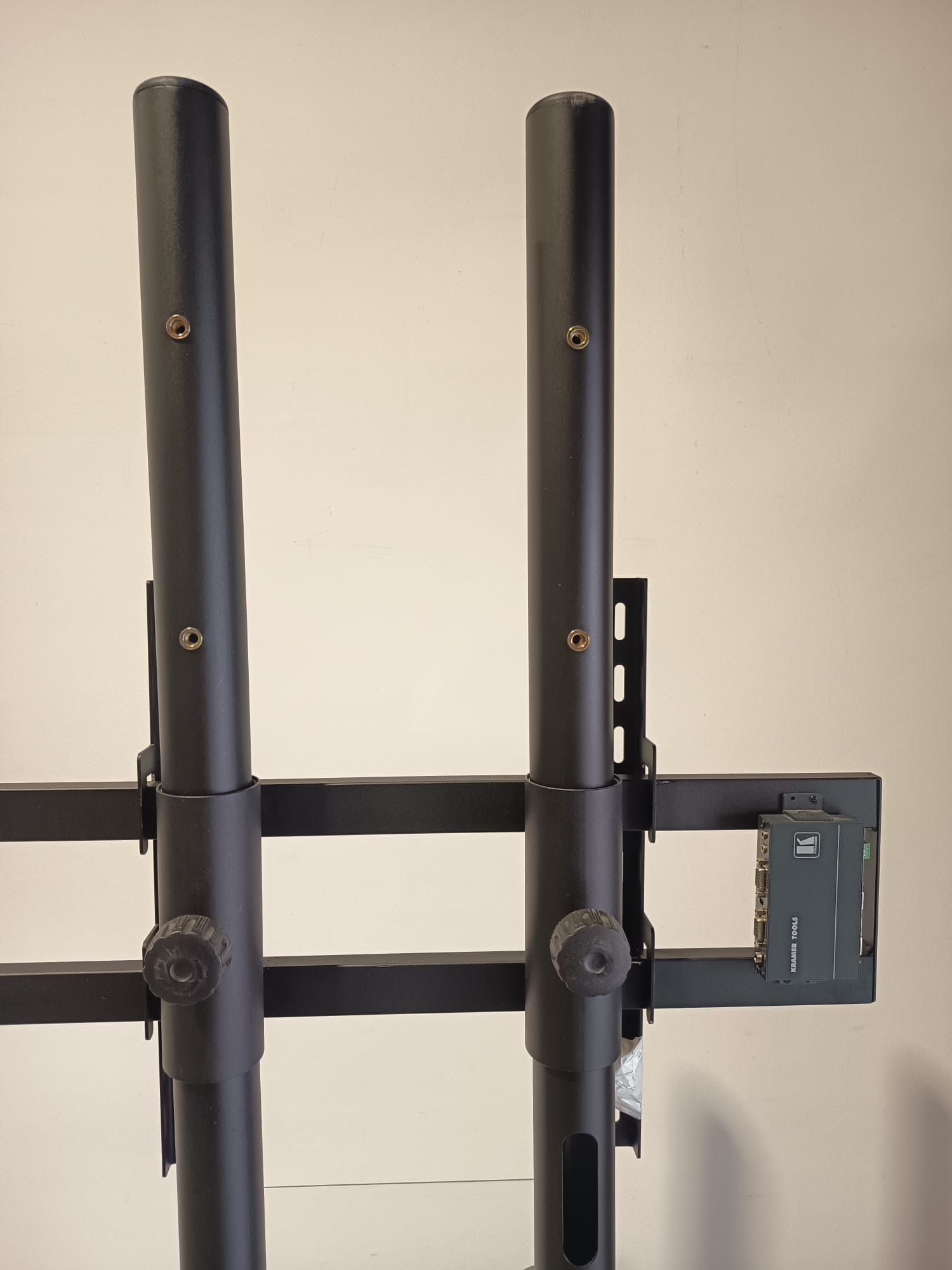 Soporte de TV con ruedas. Negro. Ancho base 100cm 4 tv negro soporte