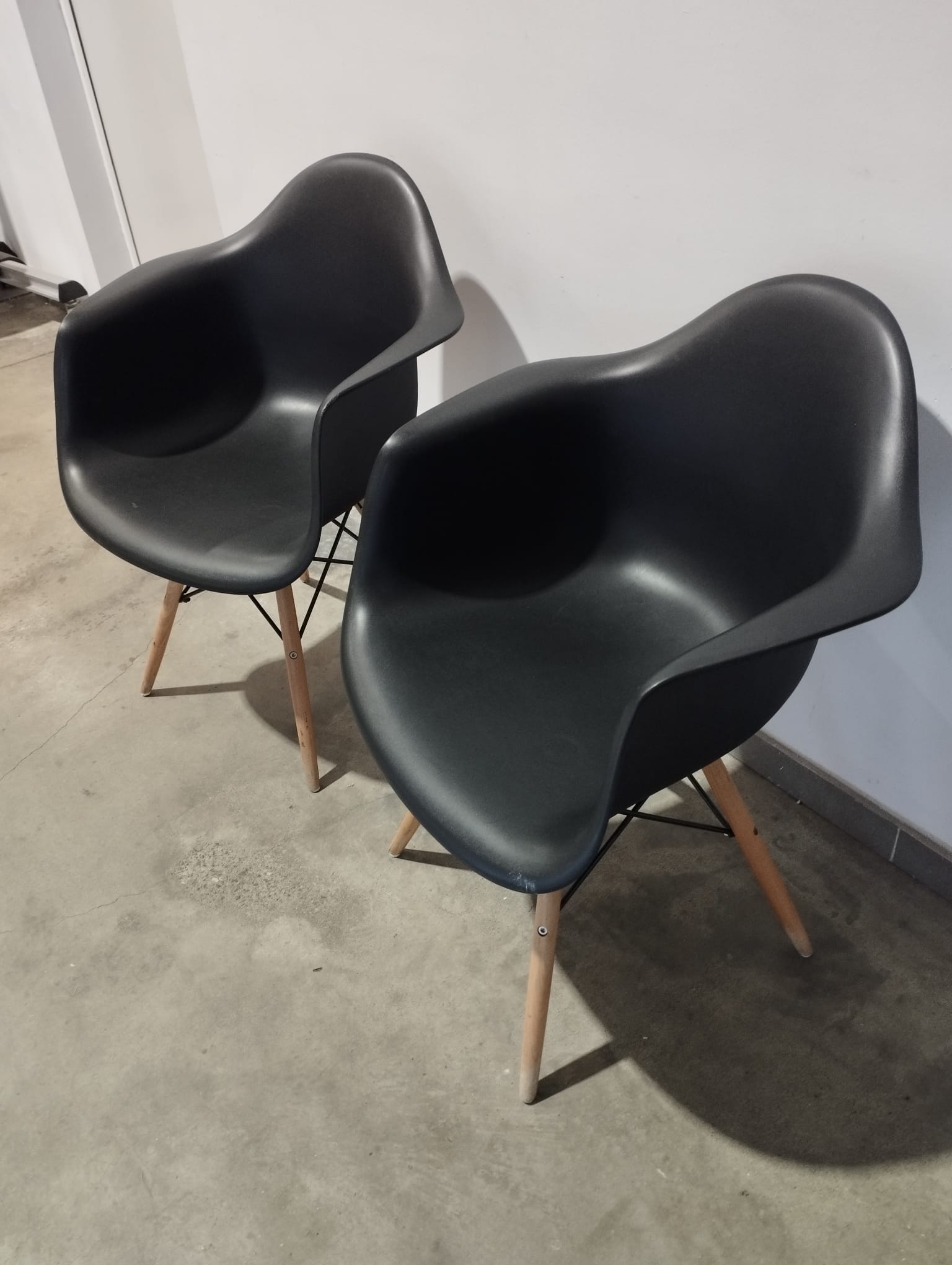 Conjunto de 2 sillones negros de confidente. Patas de madera 2 Conjunto de 2 sillones negros de confidente. Patas de madera - Imagen 2