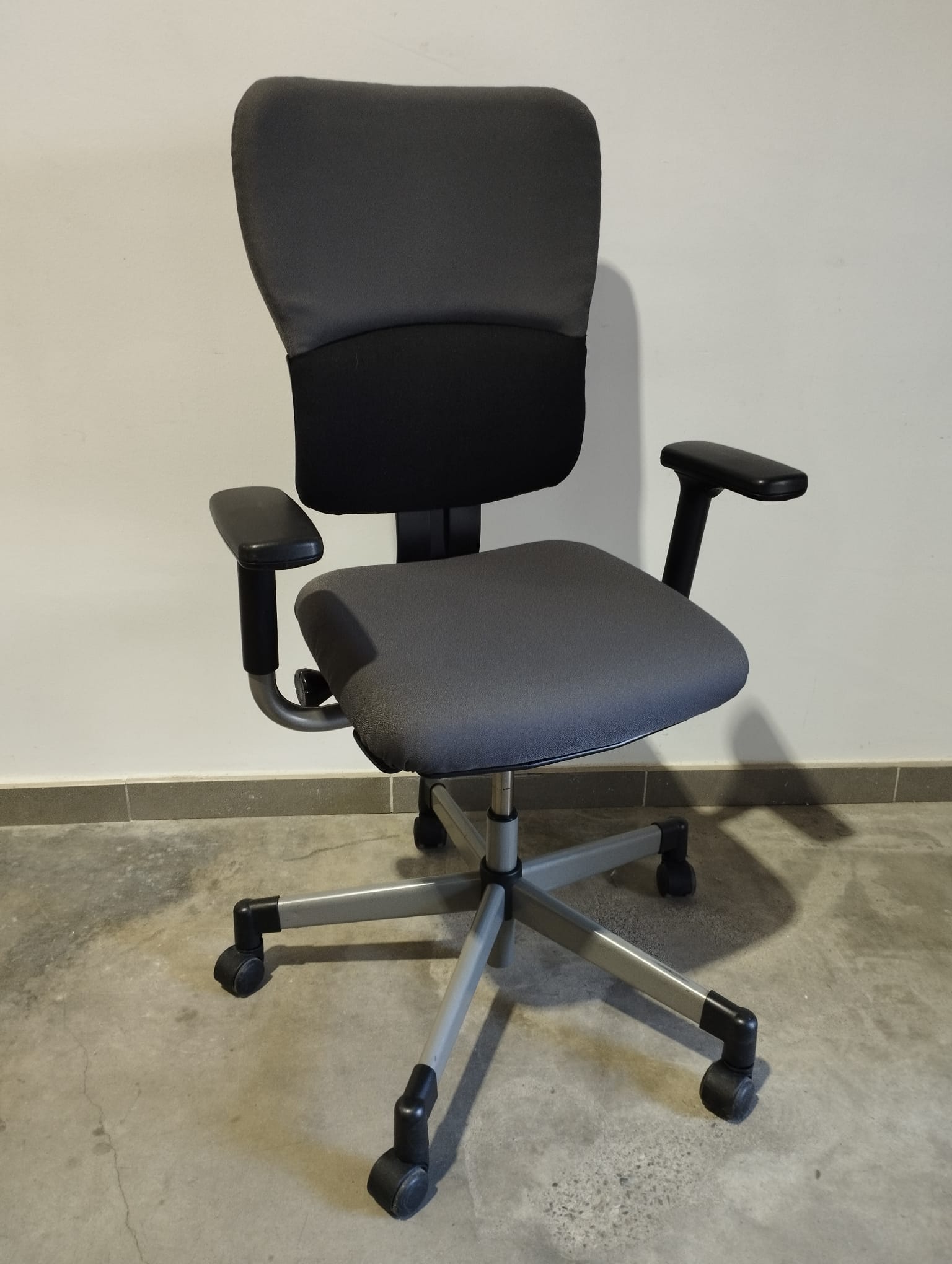 silla brazos gris
