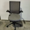 Silla de oficina con brazos. Color gris. Base giratoria