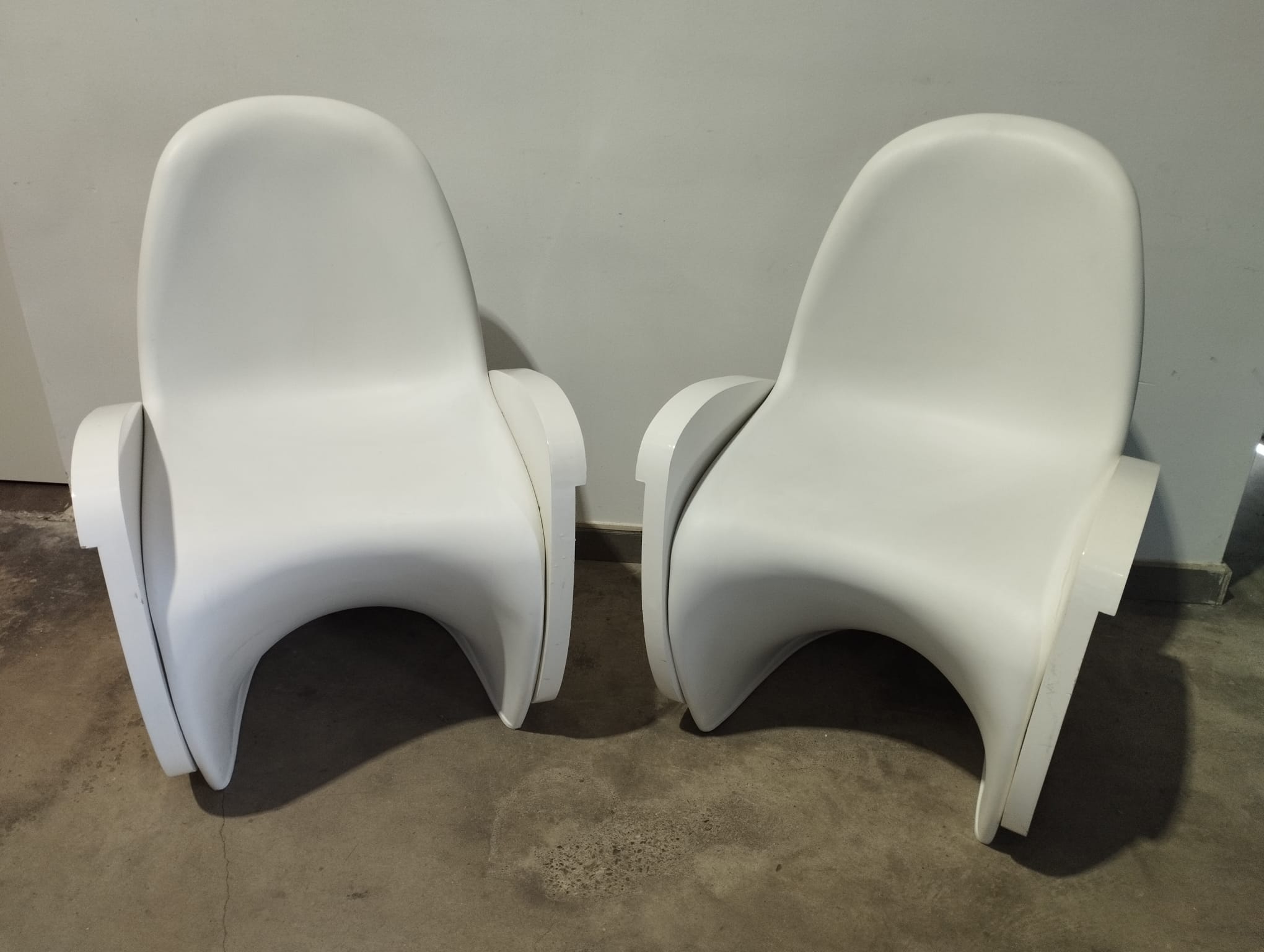 Conjunto de 2 sillones blancos de madera y PVC