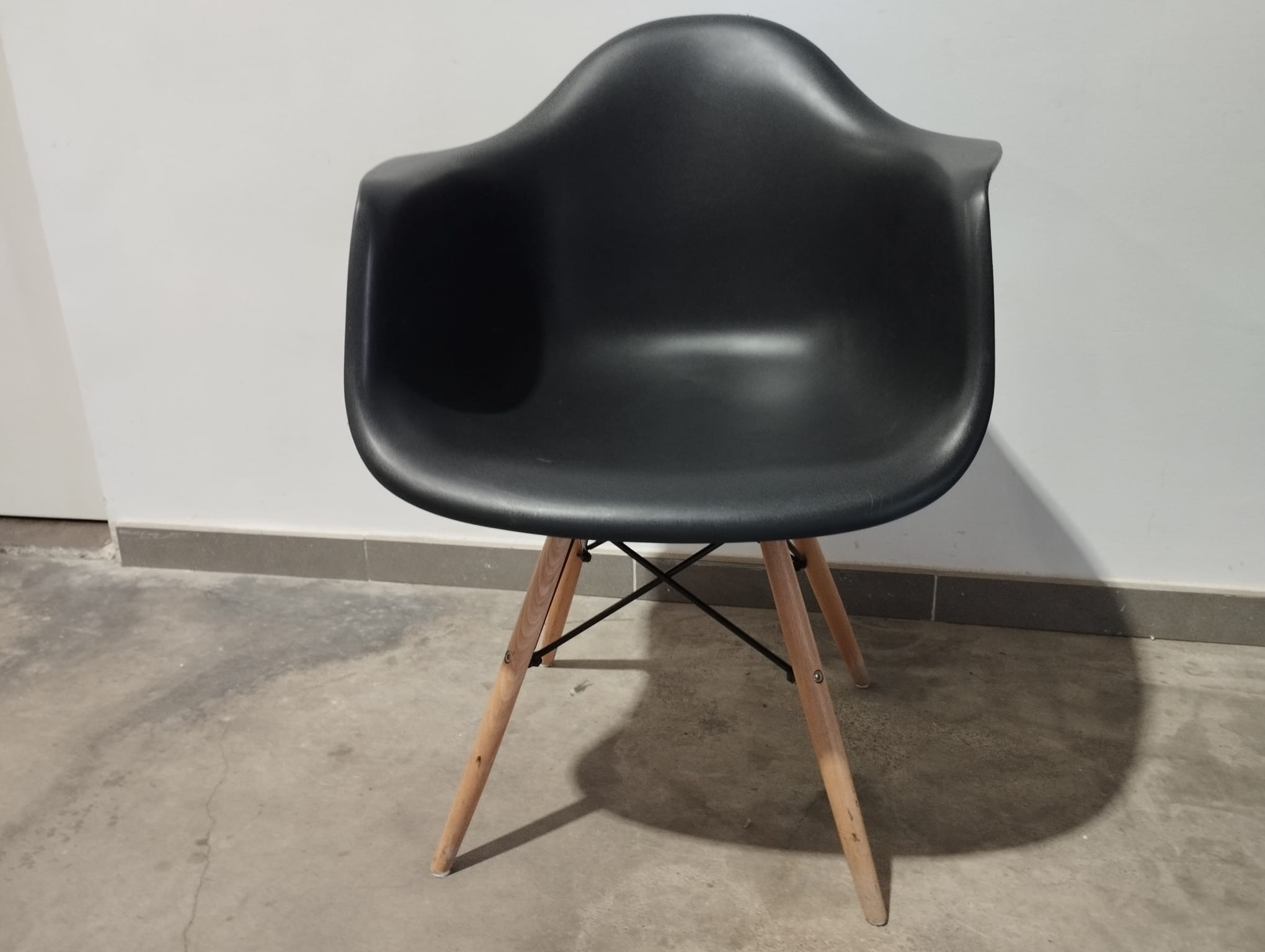Conjunto de 2 sillones negros de confidente. Patas de madera 3 Conjunto de 2 sillones negros de confidente. Patas de madera - Imagen 3