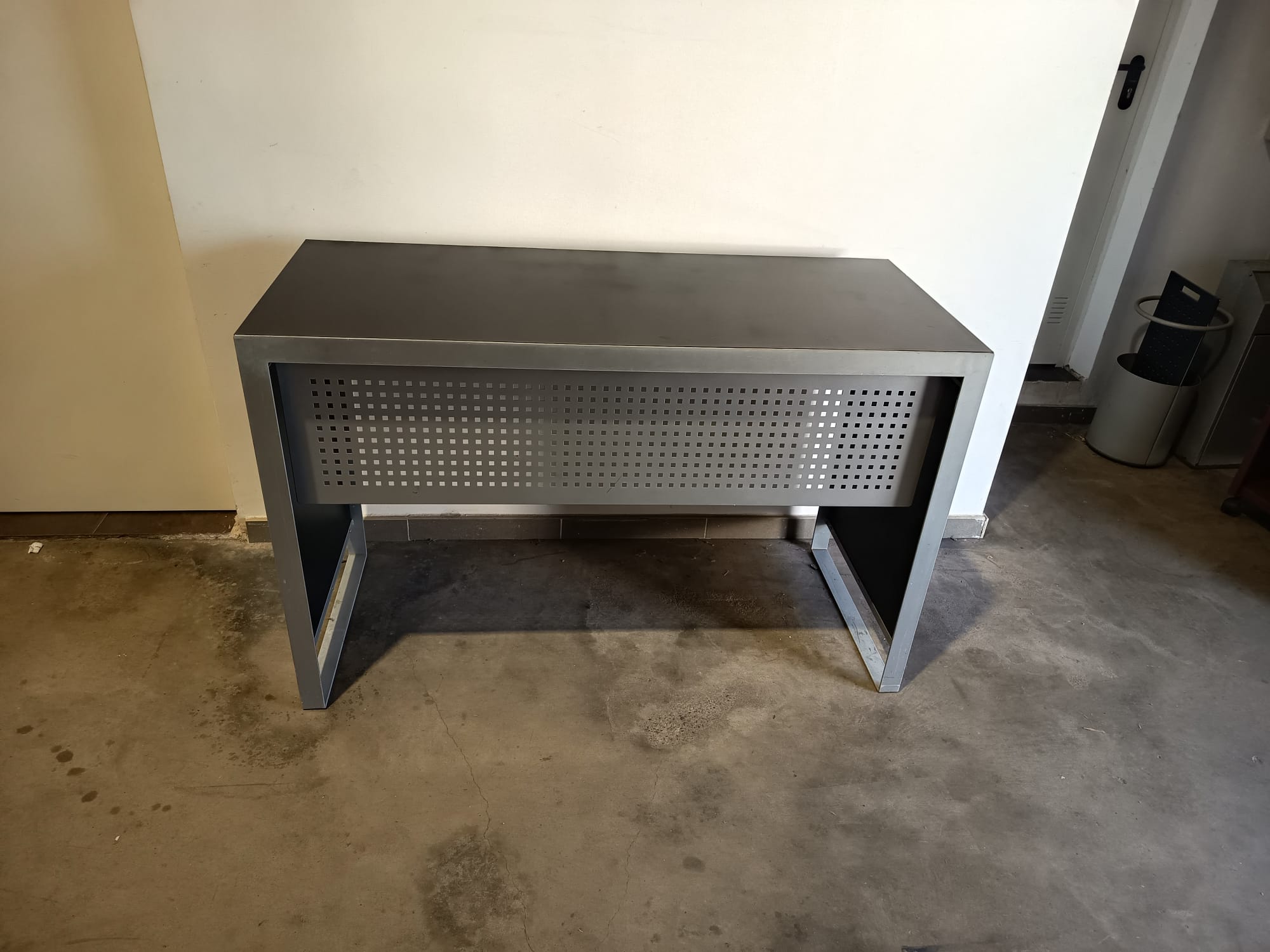 Conjunto de 2 mesas (alta y baja) para mostrador. Marrón 2 conjunto marron mostrador