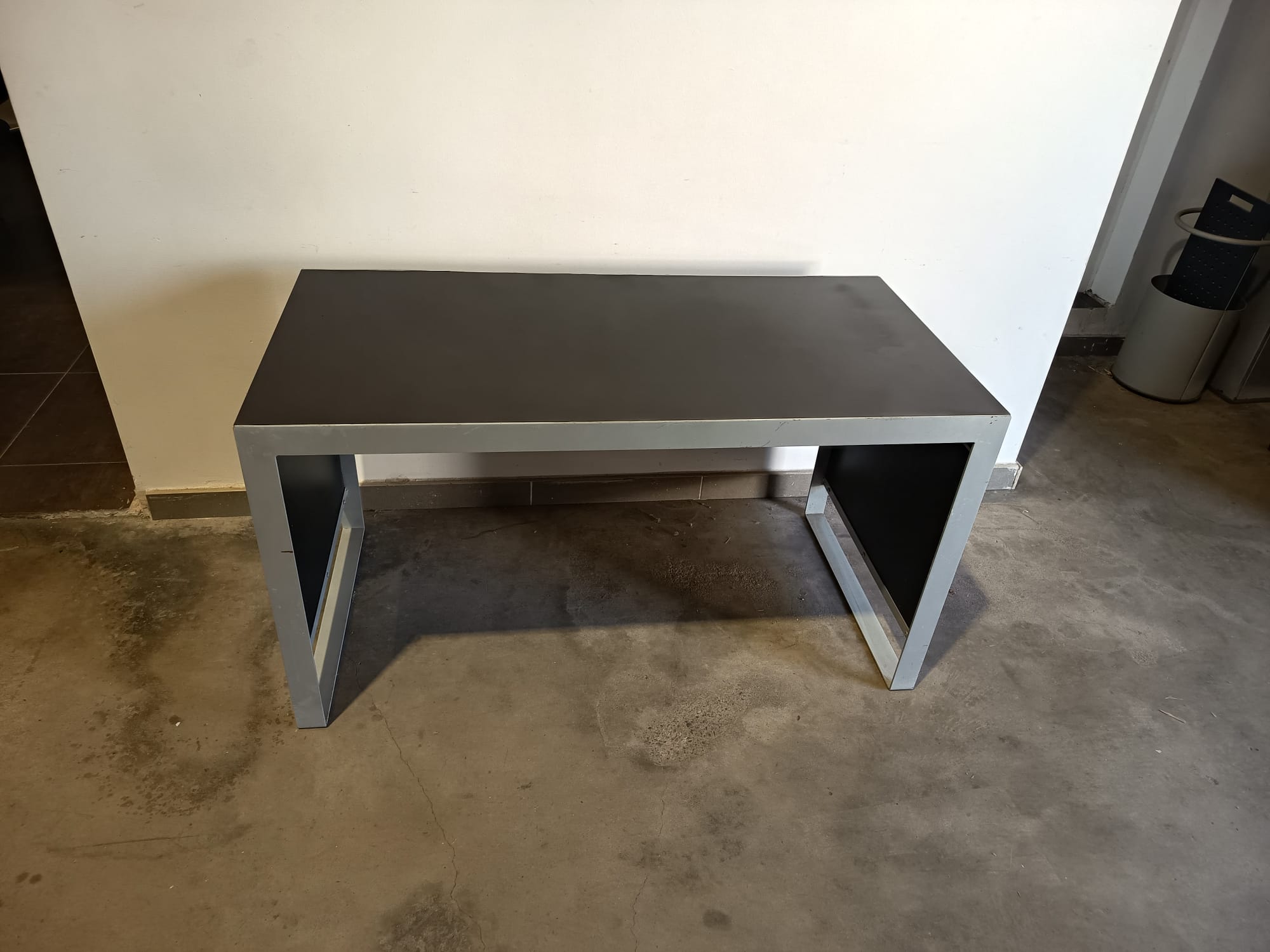 Conjunto de 2 mesas (alta y baja) para mostrador. Marrón 5 marron conjunto mostrador