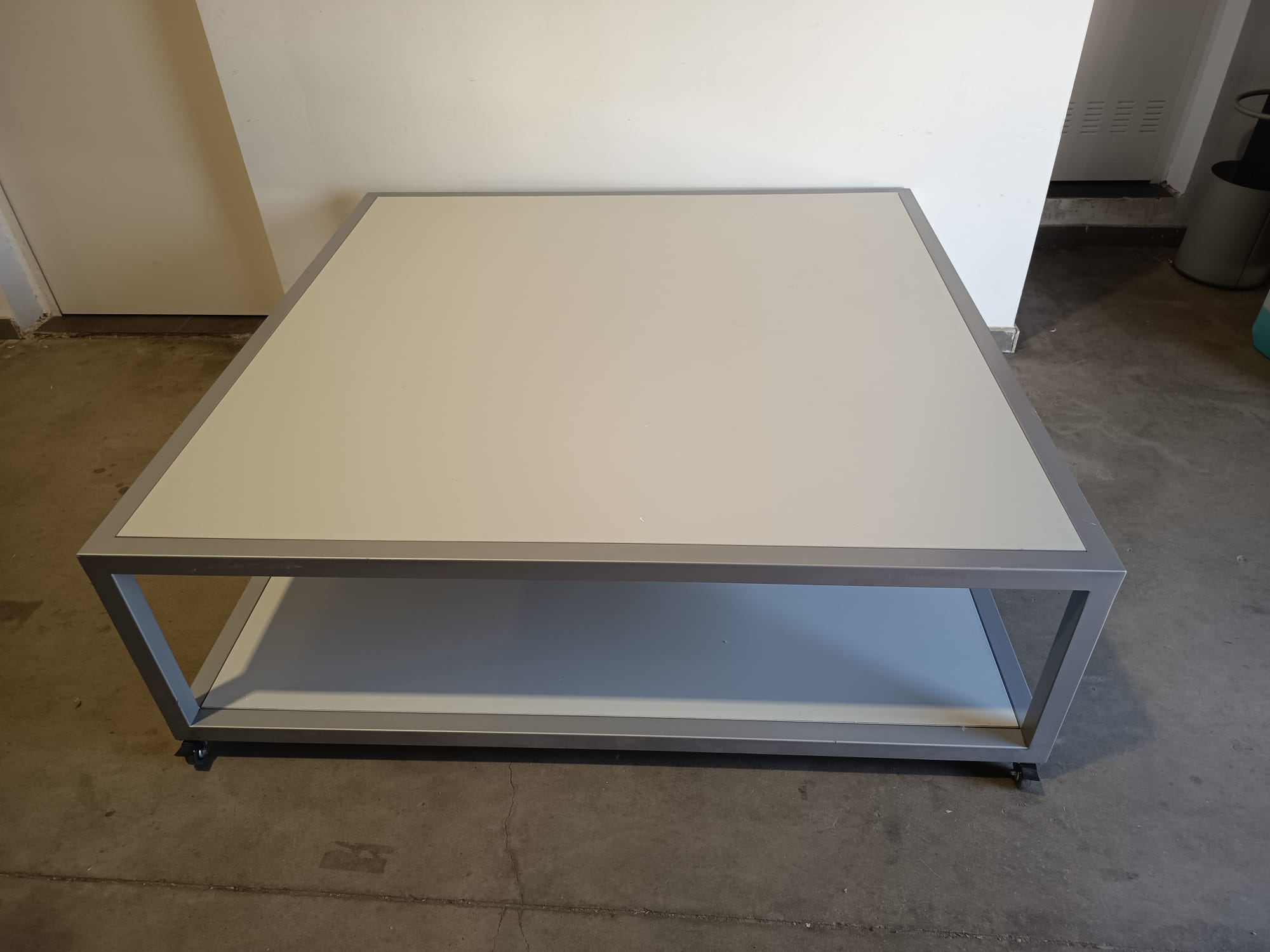 mesa auxiliar baja
