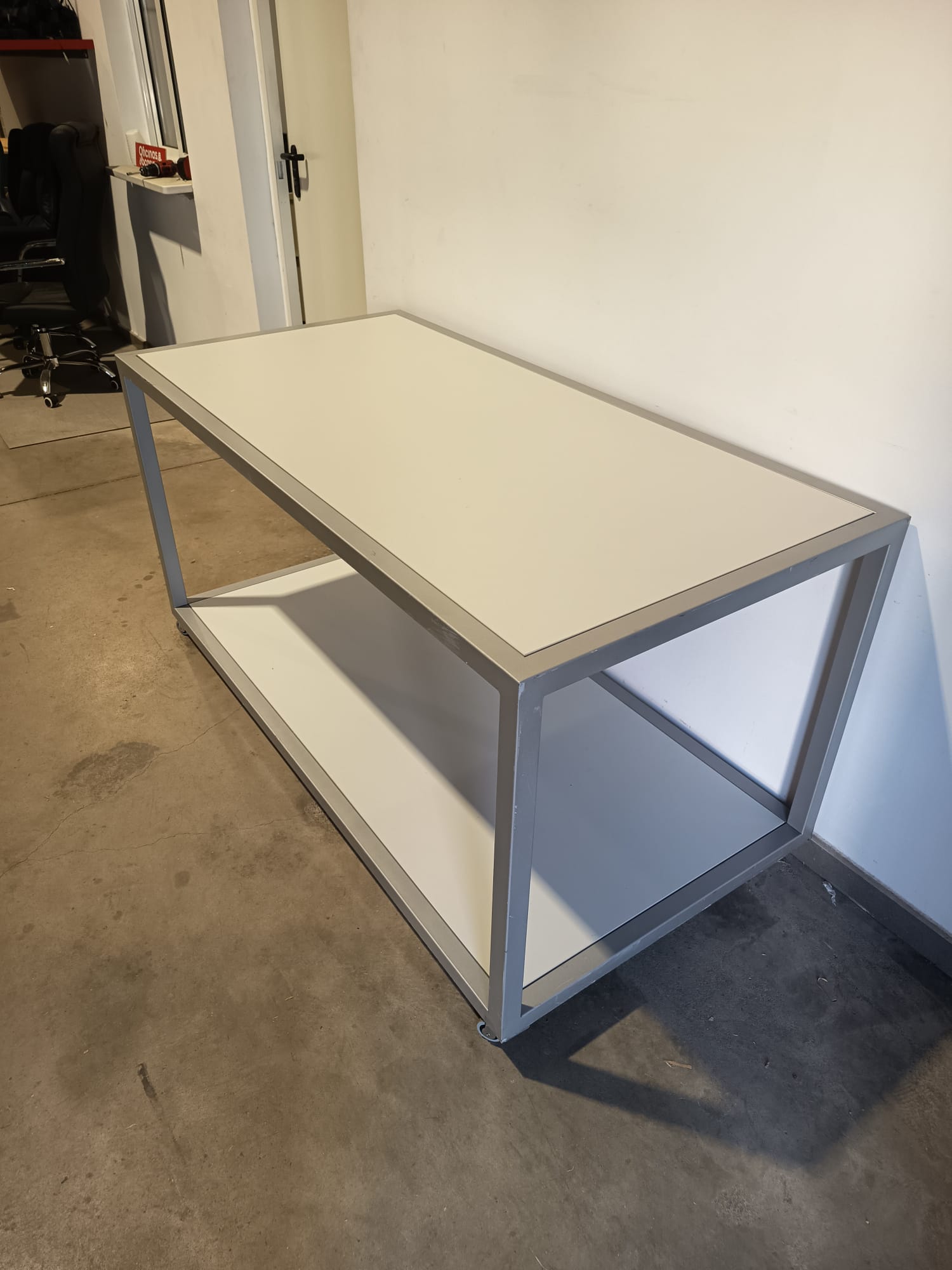 Mesa de trabajo auxiliar con doble balda y ruedas. 160x80x81 4 mesa doble trabajo