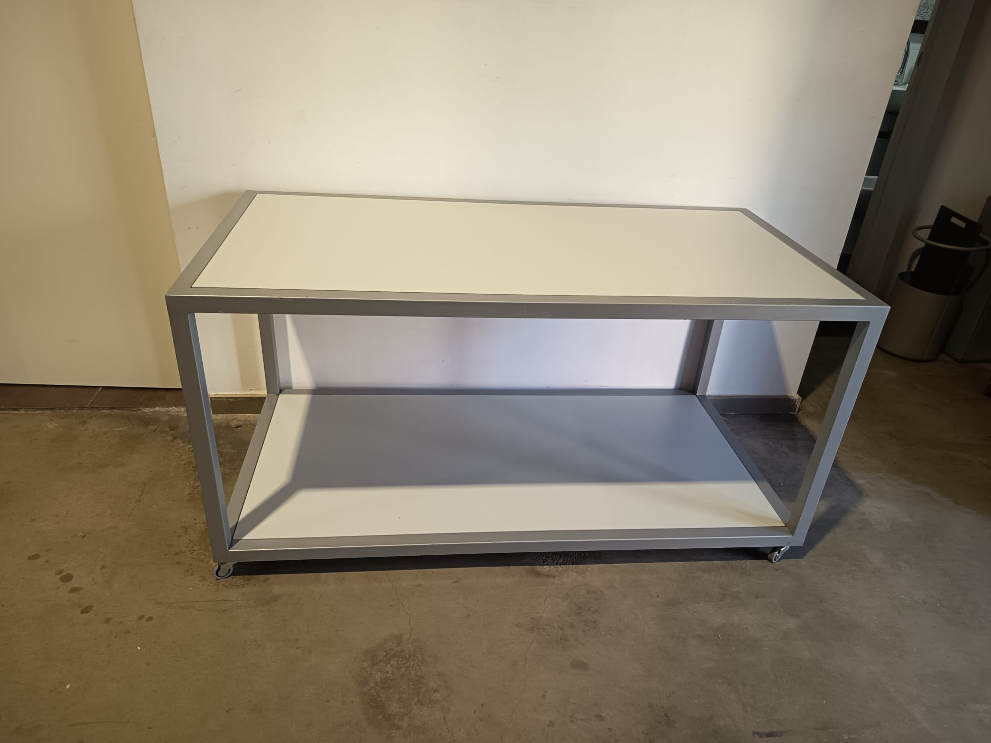 Mesa de trabajo auxiliar con doble balda y ruedas. 160x80x81 2 mesa trabajo doble