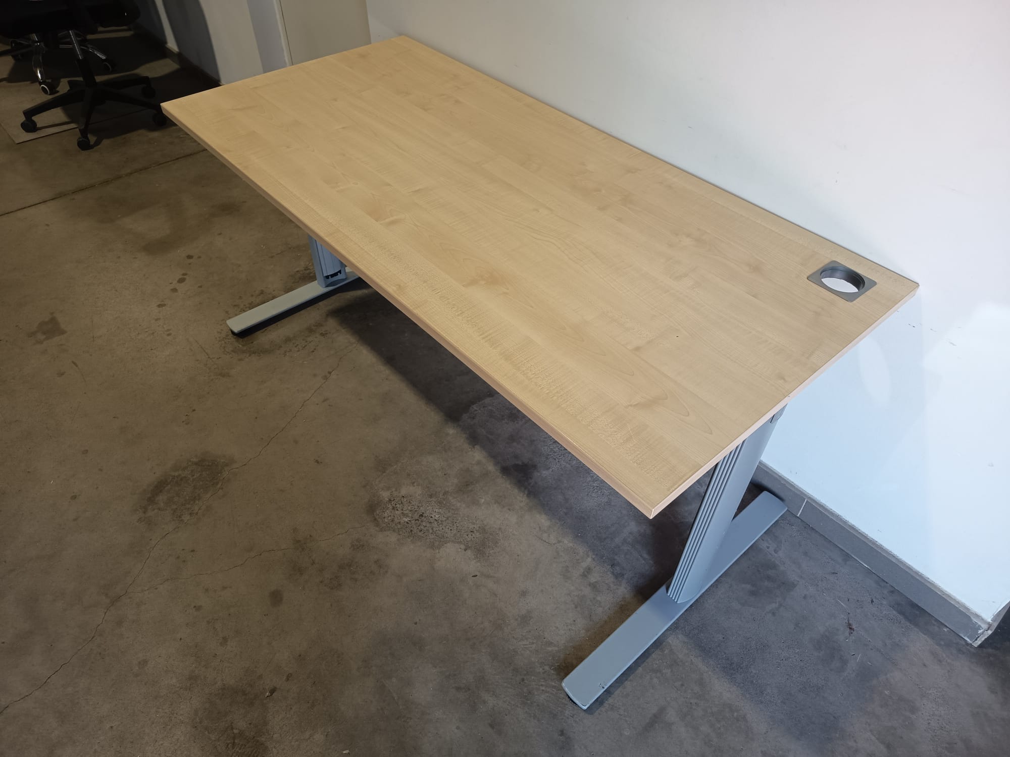 Mesas operativas beis. Estructura patín y pasacable. 160x80 cm 3 mesa beig patin