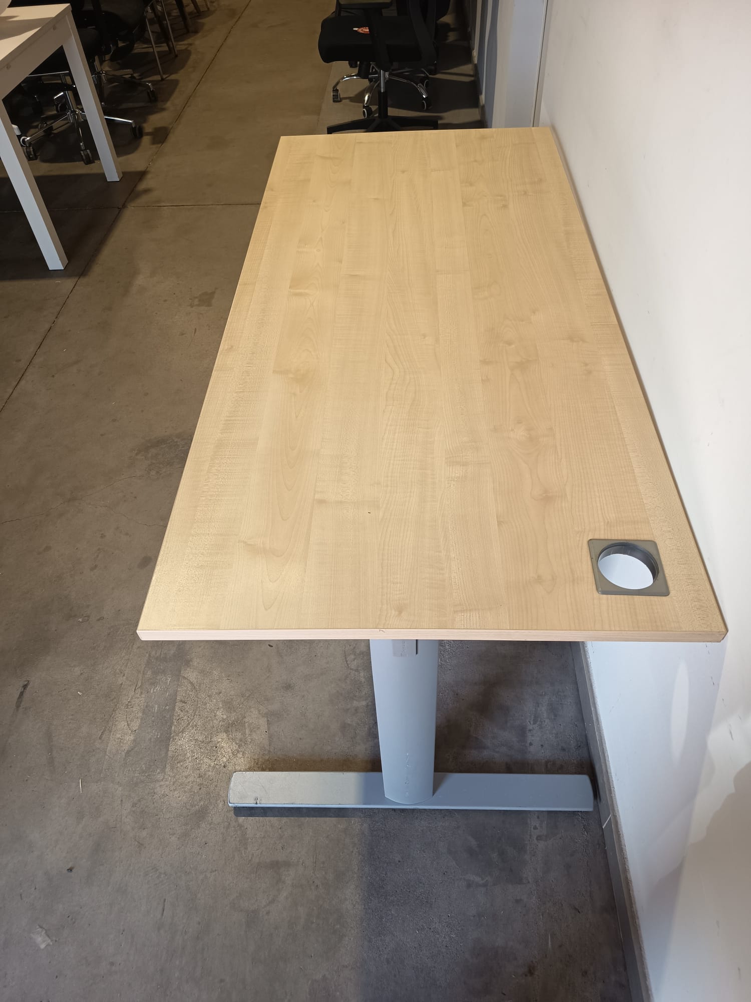 Mesas operativas beis. Estructura patín y pasacable. 160x80 cm 2 mesa patín beig